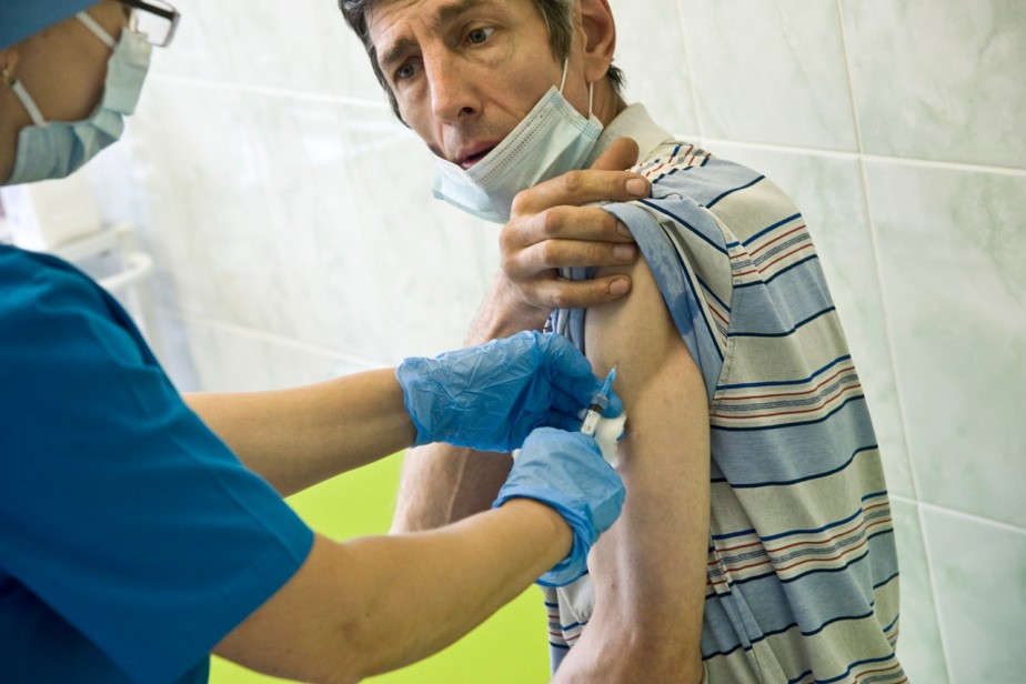 Пожилых петербуржцев обязали привиться от коронавируса