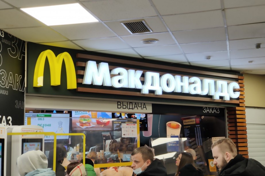 McDonald's закрывает рестораны, но сохраняет зарплату сотрудникам