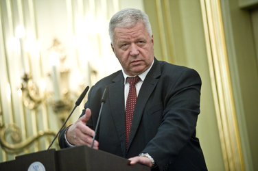 Михаил Шмаков предложил индексировать зарплату чаще раза в год Михаил Шмаков предложил индексировать зарплату чаще раза в год