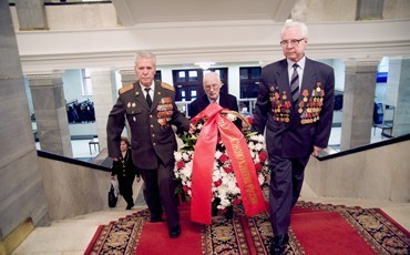 Ветераны Минэкономразвития возложили цветы к мемориальным доскам павших товарищей