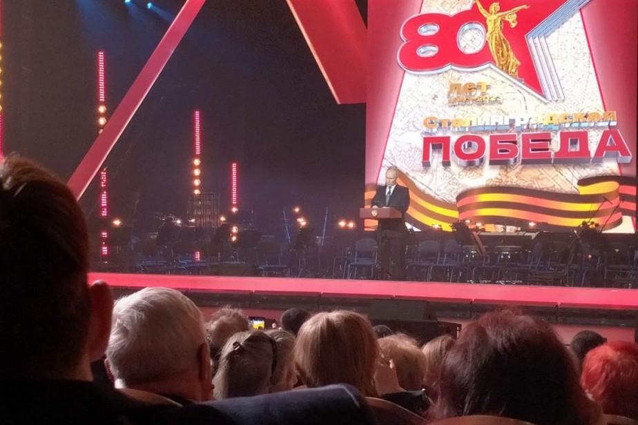 Путин выступил на торжественном вечере в честь победы в Сталинградской битве