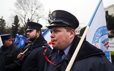 Протестуют люди в форме