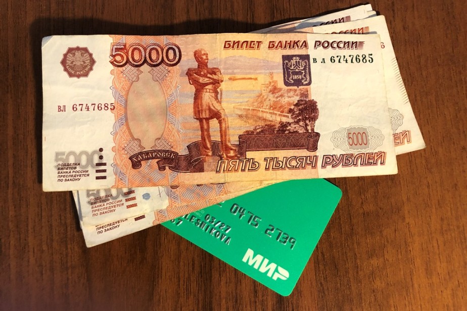 Средняя зарплата в России достигла 53 тысяч рублей