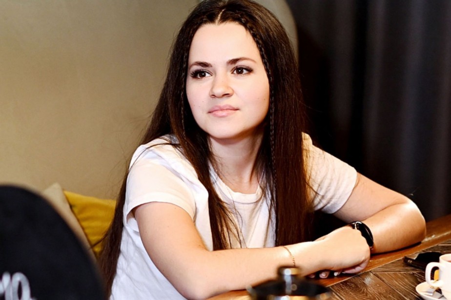 С толстой сумкой на ремне