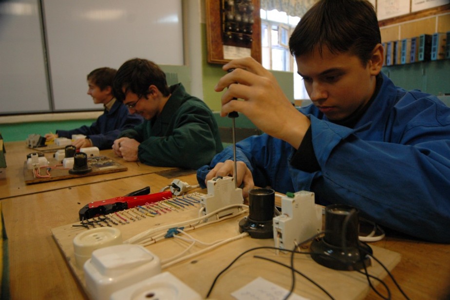 Российских школьников научат Родину защищать