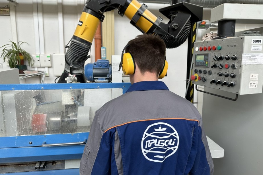 Завод «Прибой» оснащен современным оборудованием для приборостроения