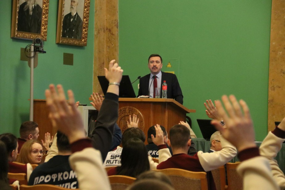 Учебу молодых - на профсоюзные рельсы