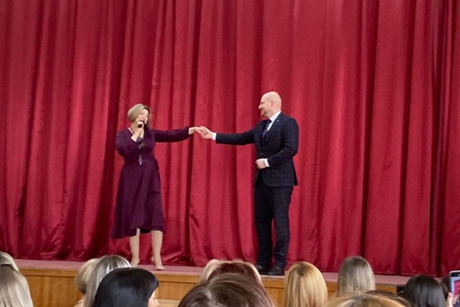 В Таганроге с праздником 8 марта поздравили женщин-авиастроителей