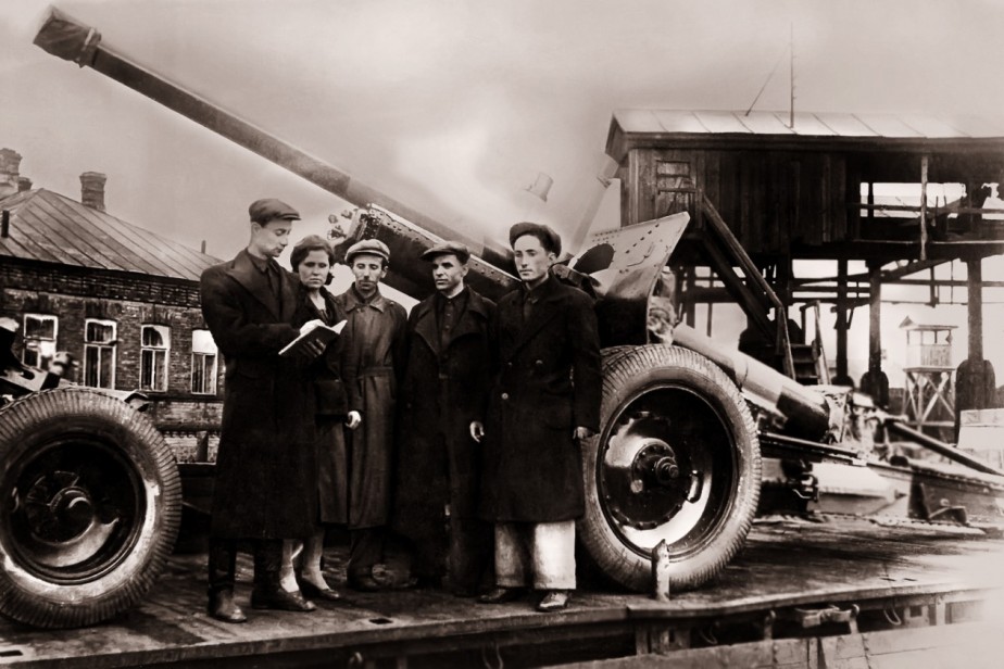 По фашизму били пермские пушки По фашизму били пермские пушки