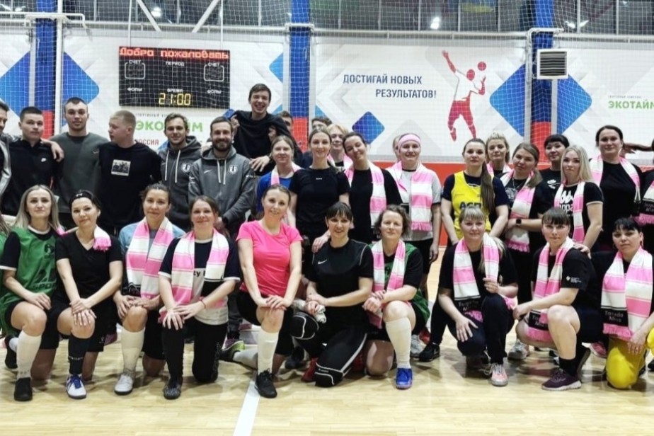 Женская команда по футболу завода "УРАЛ" готовится к турниру