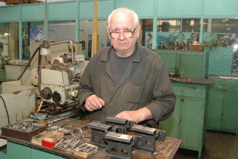 C 1 августа увеличат пенсии работающих россиян