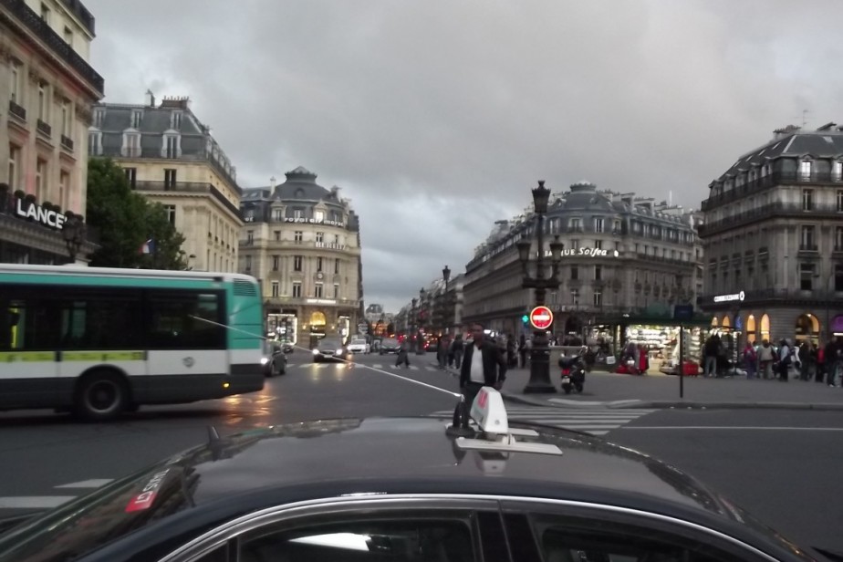 Французские таксисты потребовали компенсации за ограничения на Олимпиаде