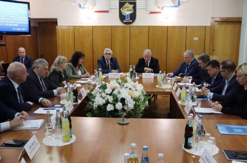 Глава ФНПР Михаил Шмаков рассказал депутатам Госдумы о повестке предстоящего съезда