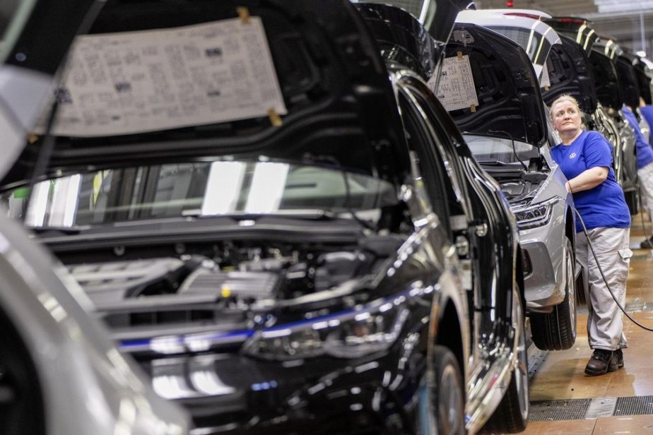 Работники Volkswagen AG остановили производство на один час Работники Volkswagen AG остановили производство на один час