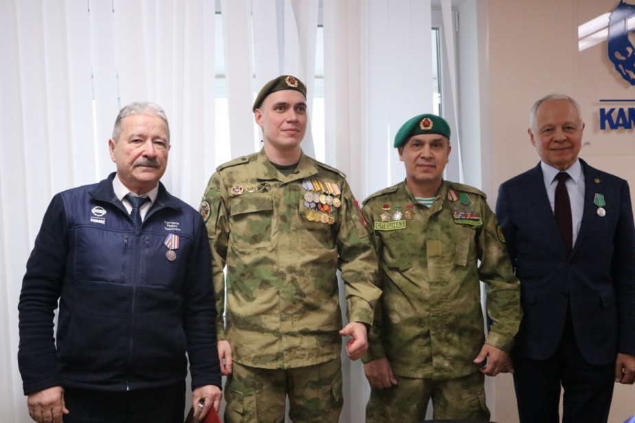 Профлидеры КАМАЗА отмечены наградами за вклад в поддержку участников СВО