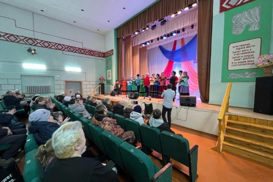 Ансамбль «Вольница» подарил концерты лесным поселкам