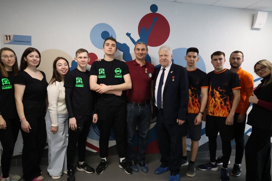Герой Социалистического Труда Геннадий Баштанюк поддержал молодежь на турнире по лазертагу