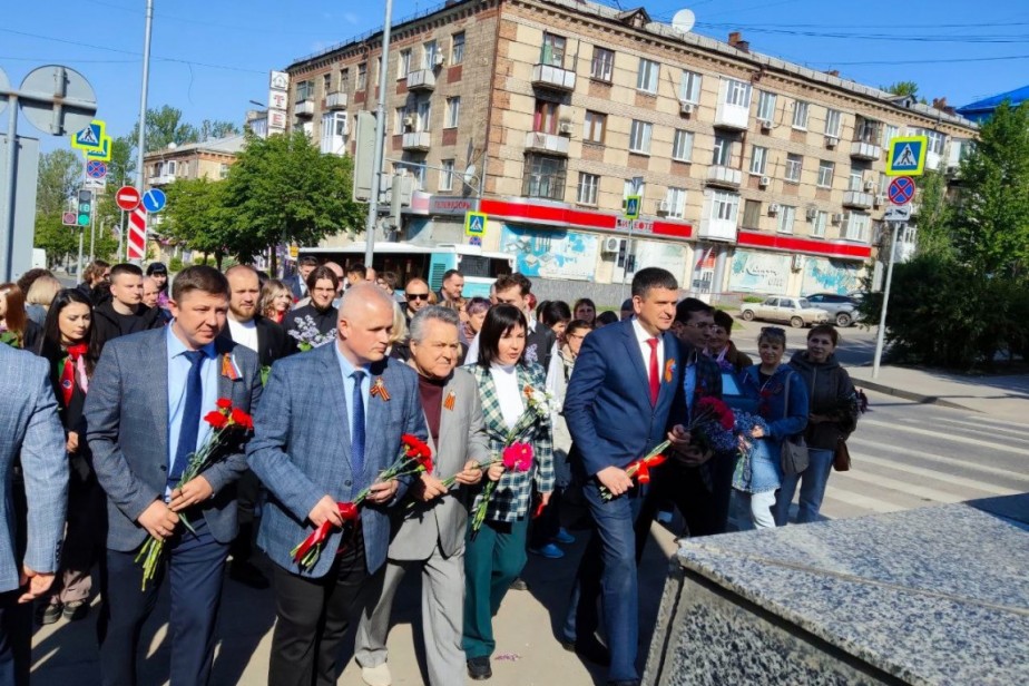 Профсоюзы Луганщины отметили Первомай возложением цветов