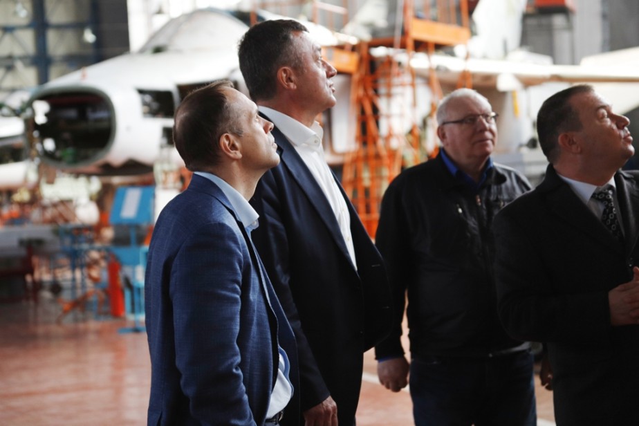 Виктор Пинский попросил Дениса Мантурова помочь сохранить 322 авиаремонтный завод