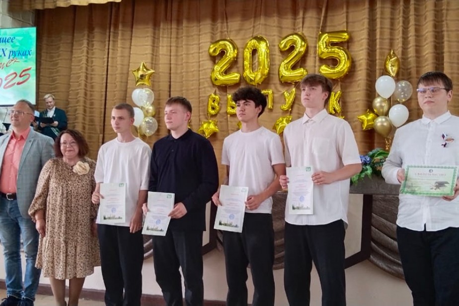 Будущее лесной отрасли Коми: профсоюзный лидер поздравил выпускников СЛИ и СЛТ