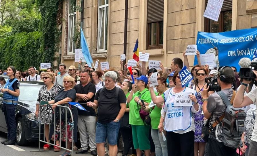 Минобразования Румынии заявило о нехватке денег на зарплаты учителям