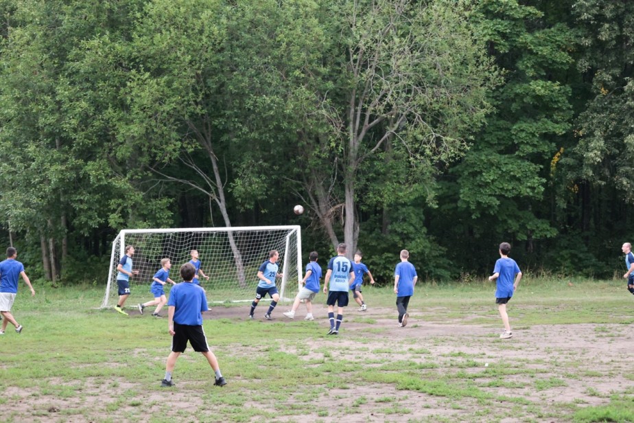 Футбол объединяет поколения: в детских лагерях «Крылатый» и «Солнечный» прошли футбольные матчи с ФК «Профсоюз КАМАЗа»