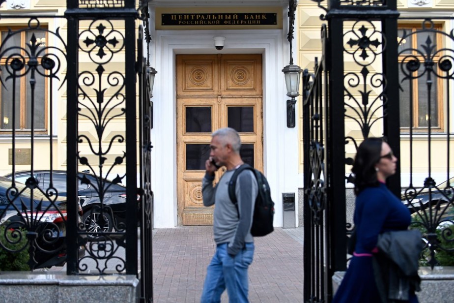 ЦБ снизил прогноз роста ВВП и инфляции