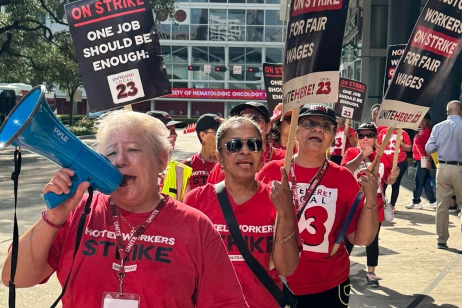 Работники отеля Hilton Americas-Houston добились повышения зарплаты после 40 дней забастовки