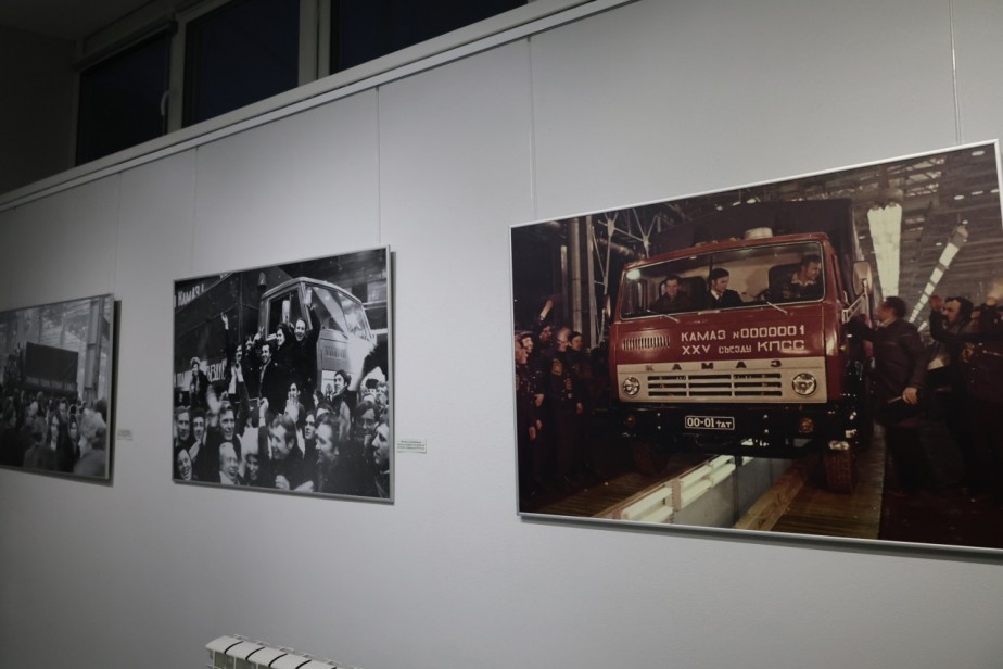 В Набережных Челнах открылась выставка «КАМАЗ в картинах, фотографиях, документах»