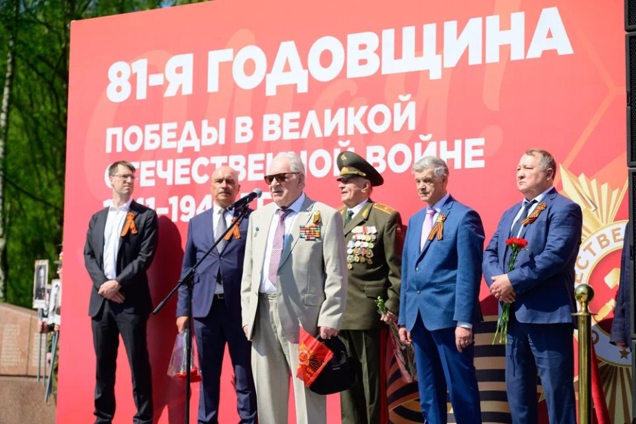 К монументу Героям-автомобилистам возложили венки