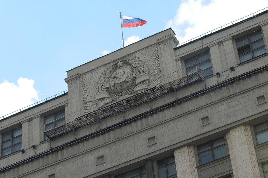 На депутатский корпус впереди