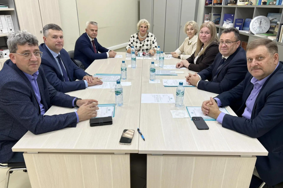 Руководители профсоюзов разных отраслевых уровней в Сургуте провели заседание в рамках Всероссийской акции "За достойный труд!"