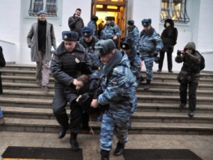 Активисты движения общежитий Москвы приковали себя наручниками к перилам в Департаменте жилищной политики