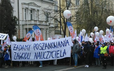 В Варшаве проходит многотысячная манифестация учителей В Варшаве проходит многотысячная манифестация учителей