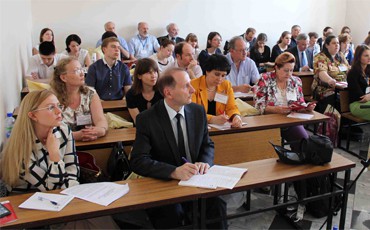 Информированностью - по скепсису