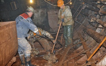 Приостановившим работу метростроевцам начали выплачивать долги по зарплате