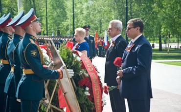 Профсоюзы возложили цветы к могиле Неизвестного солдата