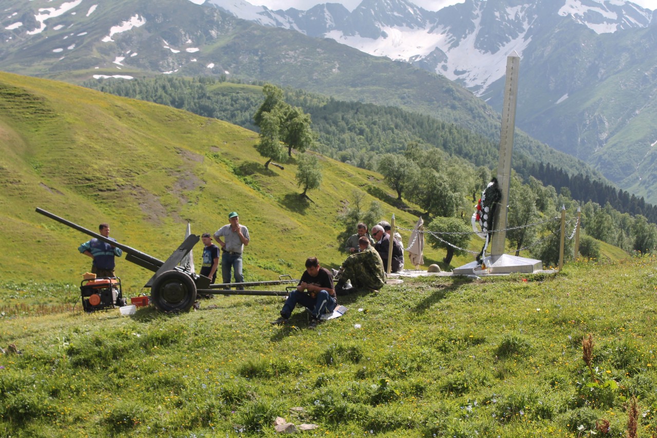 Памятник «Павшим героям – защитникам перевалов Западного Кавказа 1942-43 гг»