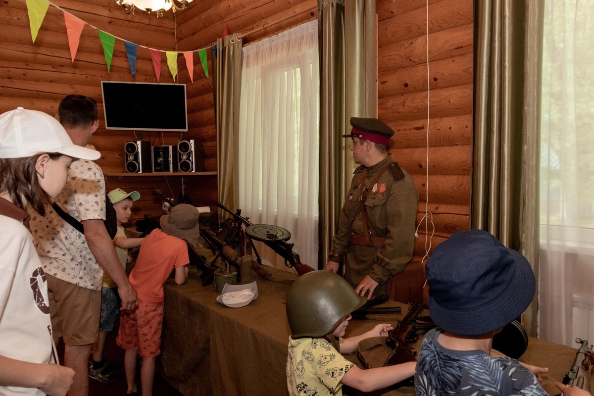 Салют, детство!