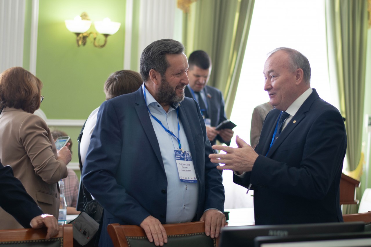 Сила интеллекта для защиты интересов трудящихся