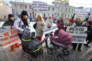 “Поправки к поправкам” к закону о декретных выплатах не устраивают женщин
